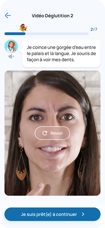 Femme réalisant un exercice de déglutition dans le cadre de la rééducation fonctionnelle.